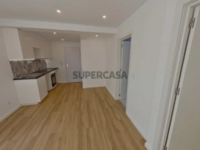 Situado na Buraca, Amadora, T2 totalmente remodelado