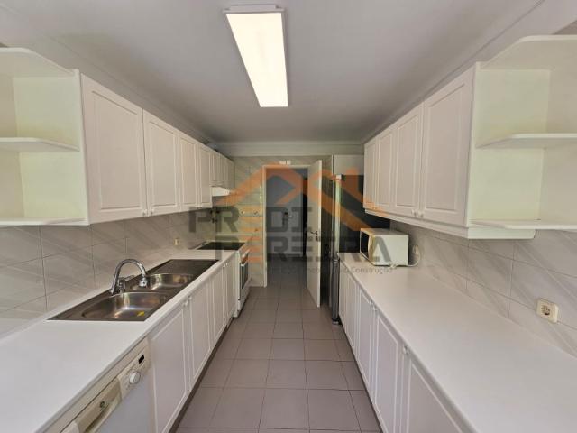 Situado na Quinta das Flores, Santo António dos Cavaleiros, apartamento T1 com arrecadação