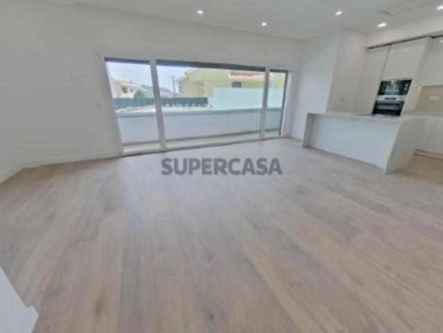 Situado no centro de Caneças, magnífico apartamento T3 com terraço de 84m2, dois parqueamentos e arrecadação