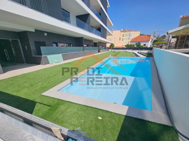 Situado no centro de Caneças, magnífico apartamento T3 com terraço de 84m2, dois parqueamentos e arrecadação