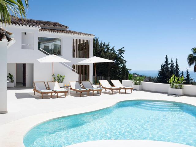 Situado en el prestigioso enclave de El Rosario, Marbella Es. 302m² Marbella del Este