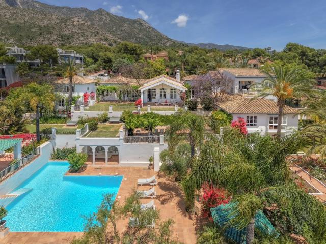 Situado en el prestigioso enclave de Sierra Blanca, esta ele. 1180m² Marbella