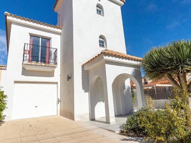 Situado en el tranquilo barrio de Los Balcones en Torrevieja. 245m² Los Balcones