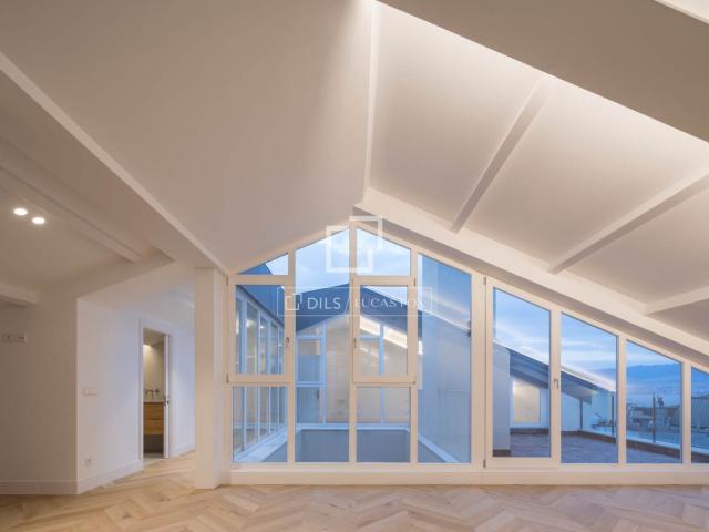 Situado en la bulliciosa ciudad de Vigo, este ático está con. 180m² Vigo