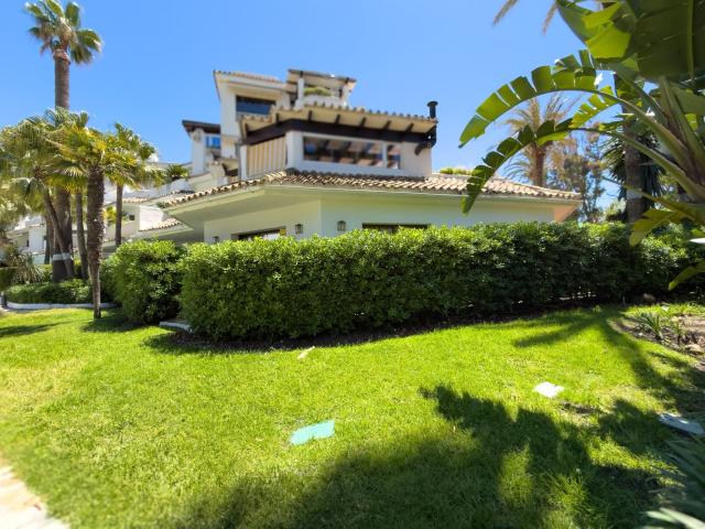 Situado en la codiciada comunidad frente a la playa de Golde. 295m² Marbella del Este
