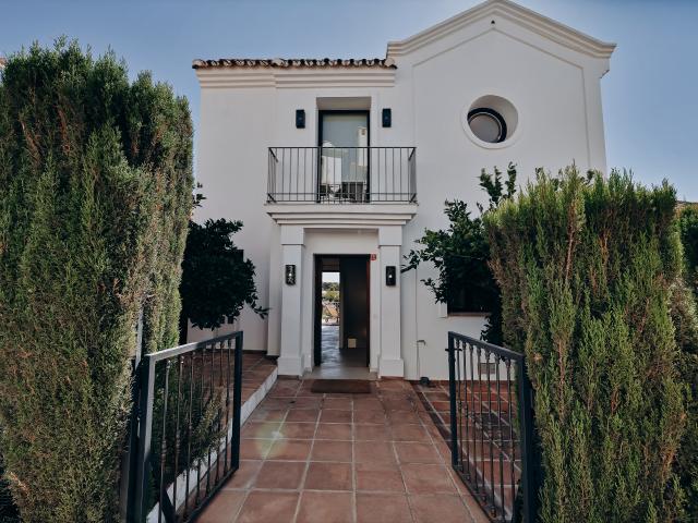 Situado en la exclusiva comunidad cerrada de Marbella Hill Club