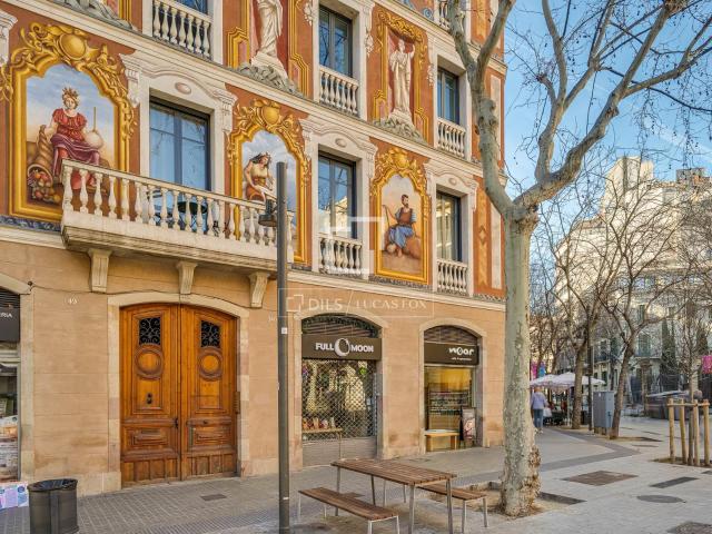 Situado en la emblemática confluencia de Consell de Cent con. 107m² Barcelona
