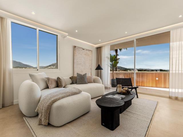 Situado en la prestigiosa urbanización Jardines de Andalucía. 424m² Nueva Andalucia