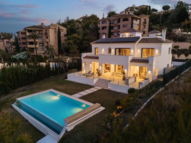 Situado en la prestigiosa urbanización Santa Maria Golf en E. 638m² Marbella