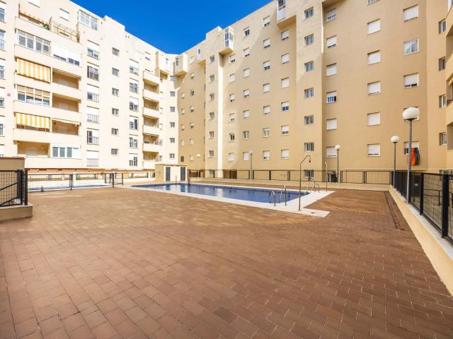 Situado en la zona de San Bernabé, se encuentra este amplio. 79m² Algeciras