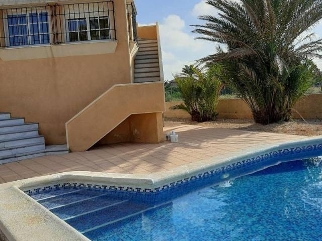 Situado en un enclave paradisiaco en el que podrá disfrutar. 372m² Academia General del Aire