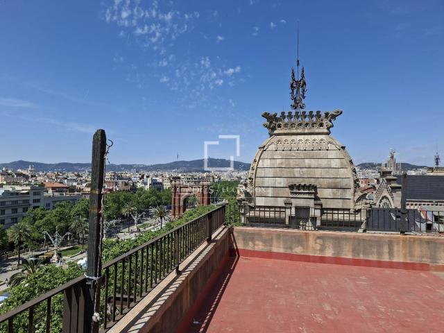 Situado en una esquina privilegiada del prestigioso Passeig. 167m² Barcelona