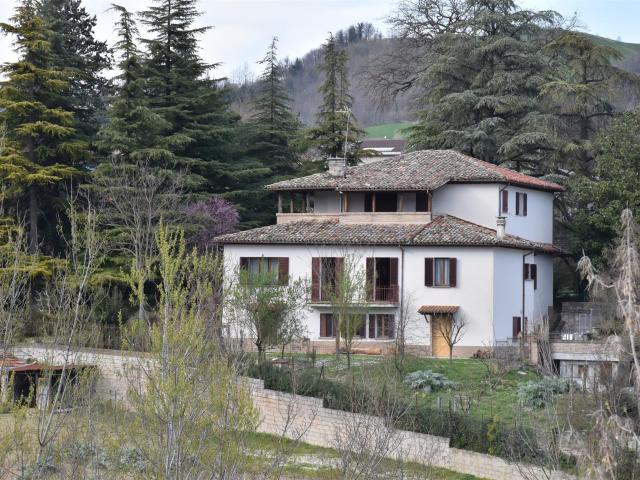 Situata a due passi dal centro con spettacolare vista 500m² Urbania