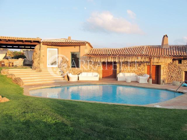 Situata a pochi passi da Porto Cervo, dal porto vecchio e da. 310m² Arzachena