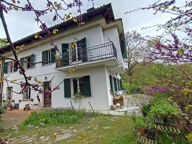 Situata in posizione panoramica casa con ampio giardino e ol. 342m² San Damiano d'Asti