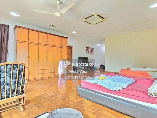 Situated in the established neighborhood of Taman Sri Gadong, Port Klang, this well kept double storey terrace house is an excellent choice for families seeking comfort and convenience