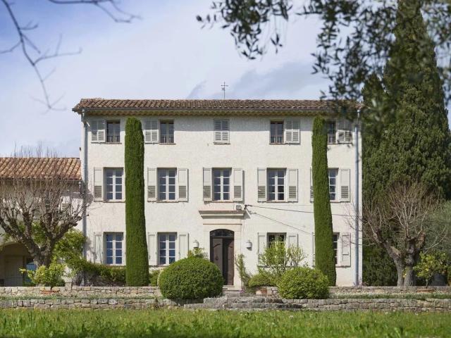 Situated in the heart of a magnificent 2.5 hectare garden in. 750m² Grasse