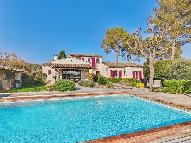 Situated in a quiet and sought after residential neighbourho. 144m² Roquefort Les Pins