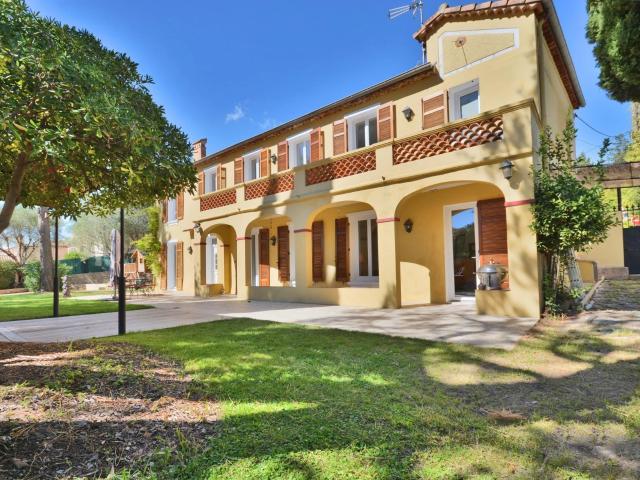 Situated in a residential area close to old Le Cannet and al. m² Le Cannet