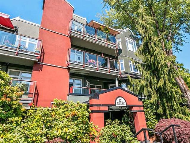 Situated In Sought after Somerset Green!