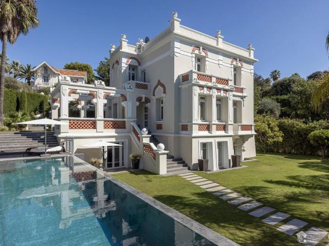 Situated on the highly sought after western side of the Cap. 354m² Cap d'antibes