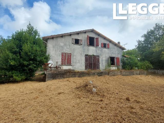 Situation calme avec vues pour cette maison à Rénover, avec Hangar et 3,5 hectares de terrain et forêt
