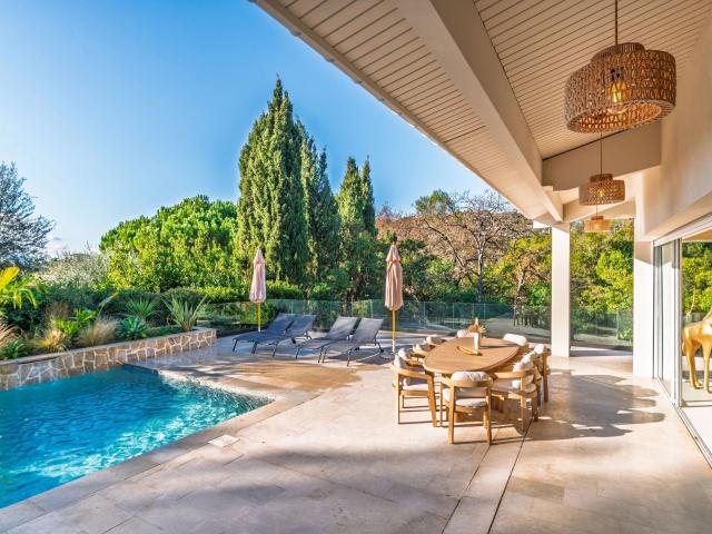 Situation exceptionnelle, au calme, à distance à pied de tou. 301m² Mougins
