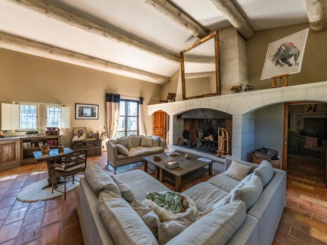 Situation exceptionnelle pour cette propriété dont la rénova. 270m² Les Baux de Provence