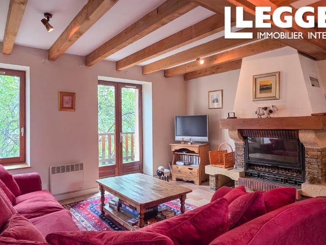 Situation idéale à 1km de St Martin et des pistes pour cette maison de village mitoyenne de 7 chambres