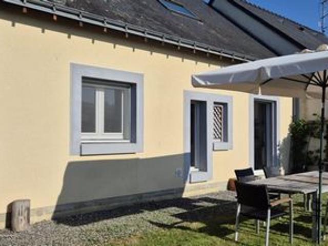 Situation idéale pour cette maison de ville à Bécon Les Granits