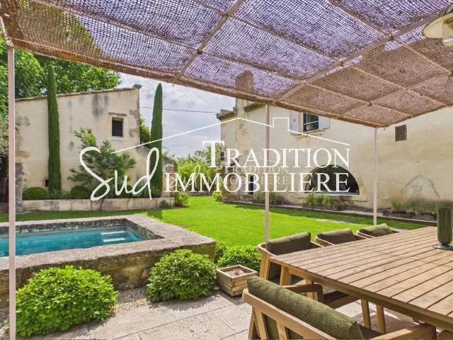 SITUATION PROCHE CENTRE VILLAGE ALPILLES
