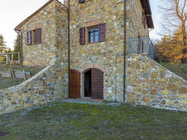 Situato nella splendida campagna toscana, questo casale in v. 130m² Cetona