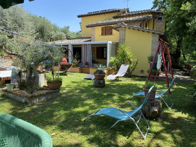 Situato nelle vicinanze di Amelia, in campagna, in una delle. 220m² Amelia