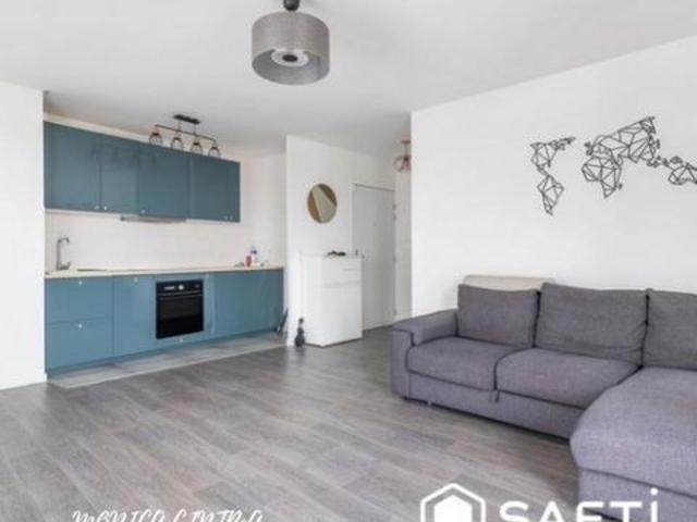 Situé au 5e et dernier étage d'une résidence récente de 2019 avec ascenseur, ce bel appartement de 3 pièces d'environ 60 m2, séduit immédiatement par sa luminosité, son agencement fonctionnel et son confort moderne