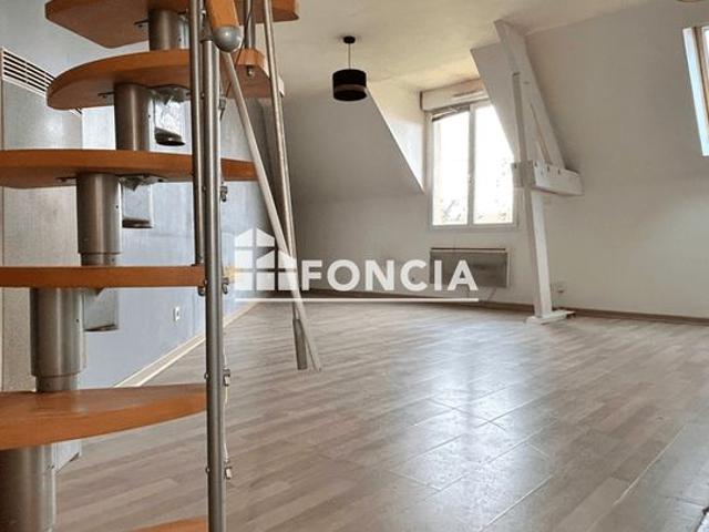 Situé au 1ᵉ étage d’une résidence sécurisée, cet agréable appartement 2 pièces séduit par sa son emplacement privilégié