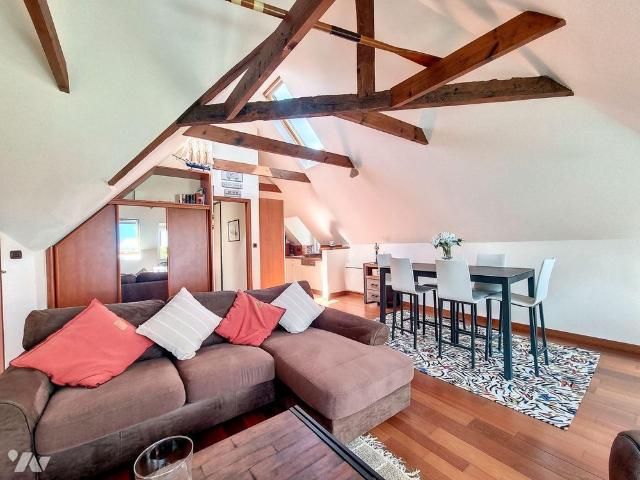 Situé au troisième et dernier étage d'une résidence sans ascenseur, cet appartement offre une.
