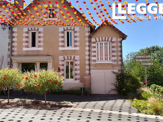 Situé au cœur du village. Maison de 3 chambres, au charme rustique, avec un joli jardin privé