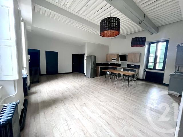 Situé au cœur de la bastide médiévale de Carcassonne, cet ap. 71m² Carcassonne