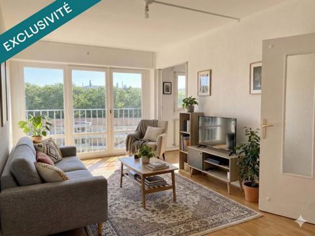 Situé au CENTRE de Vénissieux 69200, cet appartement bénéficie d'un emplacement stratégique offrant un cadre de vie pratique et dynamique. Proche des commerces, des écoles et des transports en commun, ce quartier présente un excellent com.