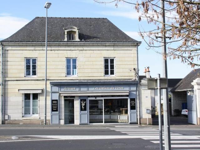 Situé au coeur de Beaumont en Véron local commercial compren. 140m² Beaumont en Véron