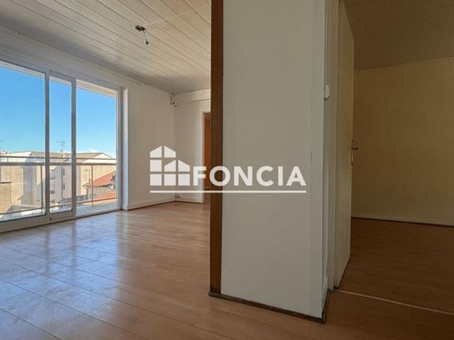 Situé au dernier étage d’une résidence sécurisée, cet appartement lumineux bénéficie d’une vue dégagée et d’un environnement agréable