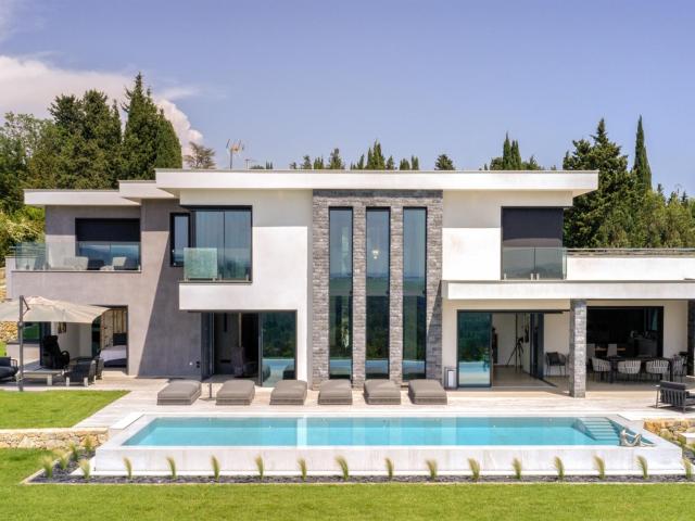 Situé dans l'un des plus beaux domaines privés d'OPIO, cette. 438m² Opio