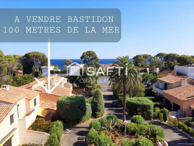 Situé dans un cadre exceptionnel, Bastidon à 100 m des criques et à proximité des commerces de Boulouris et de sa gare