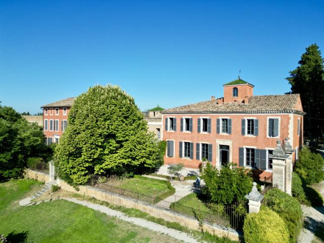 Situé sur 18 hectares entre vignobles, oliveraies et zones. 1300m² Loriol du Comtat