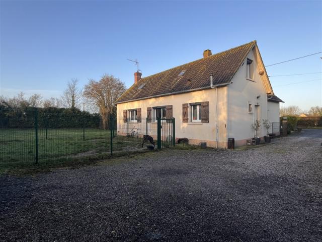 Située à 10 km d'Argentan, cette maison bénéficie d'un envir