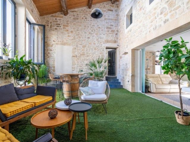 Située à 15 minutes d'Uzès, un lieu de caractère, spacieux et baigné de lumière