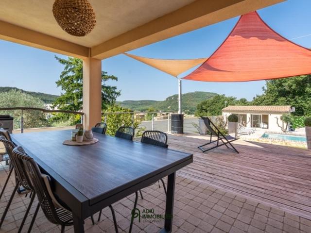 Située à 20 minutes d'Uzès, magnifique villa avec dépendances dans un village avec commerces