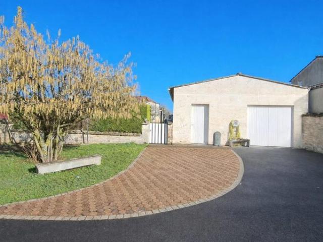 Située à Prahecq, cette maison charmante bénéficie d'un emplacement idéal à proximité des commerces et des écoles, offrant un cadre de vie pratique et familial