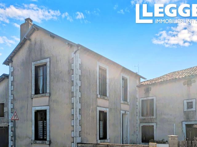 Située à Saint Martin du Fouilloux, cette maison mitoyenne de caractère est implantée sur un terrain de 3 330