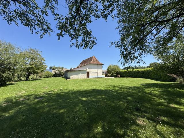 Située à seulement 10 minutes de la charmante cité médiévale. 138m² Sauveterre de Béarn
